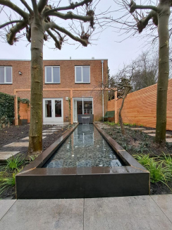 Lange vijver van metaal staal corten