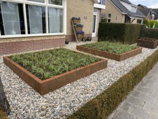 Plantenbak metaal cortenbakken in de tuin rechts